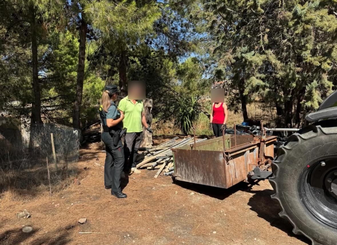 La Guardia Civil investiga a un joven por el robo de 700 postes de viña y daños en una finca de Arróniz