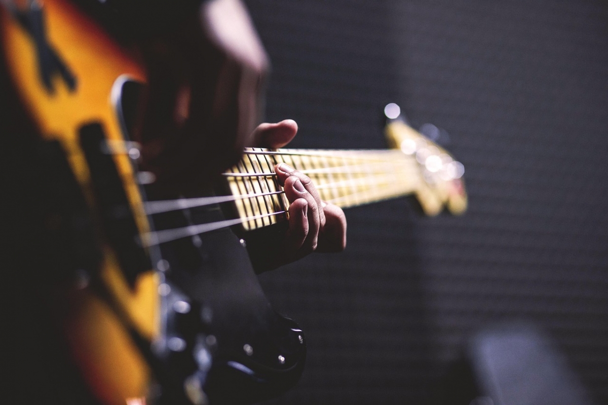 Le agreden en el Casco Viejo entre dos individuos para robarle una guitarra, que acaba rota