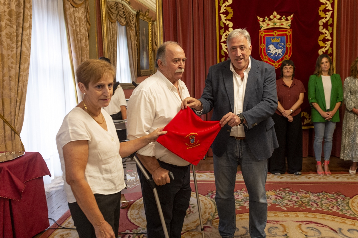 Pamplona rinde homenaje a Mari Ganuza: la familia recibe el Pañuelo de la ciudad a título póstumo