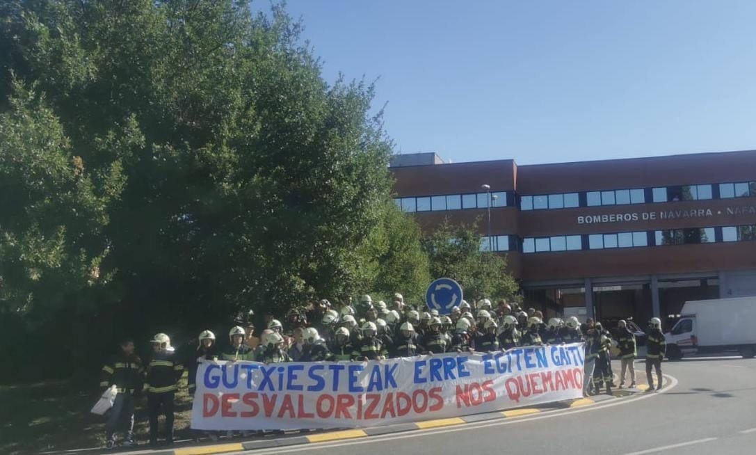 Los bomberos se concentran en el parque central de Cordovilla en rechazo a la valoración de puestos
