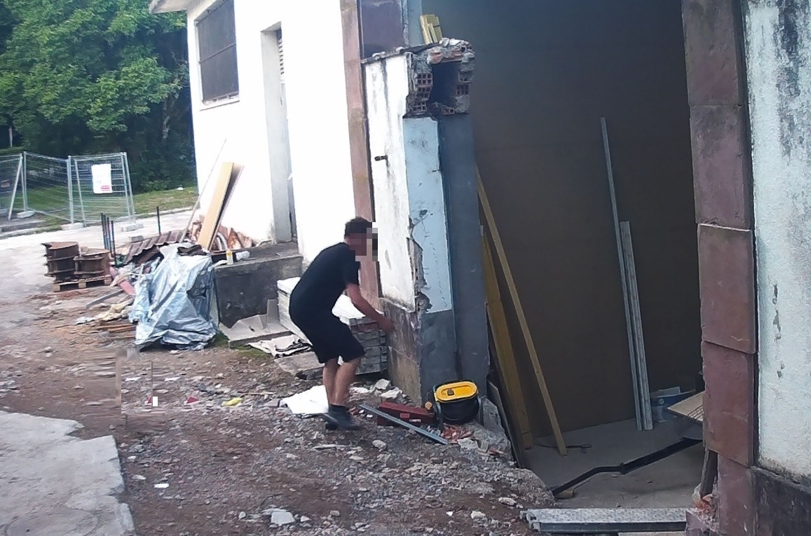 Un vecino de Baztán, grabado robando material en una obra de Lekaroz