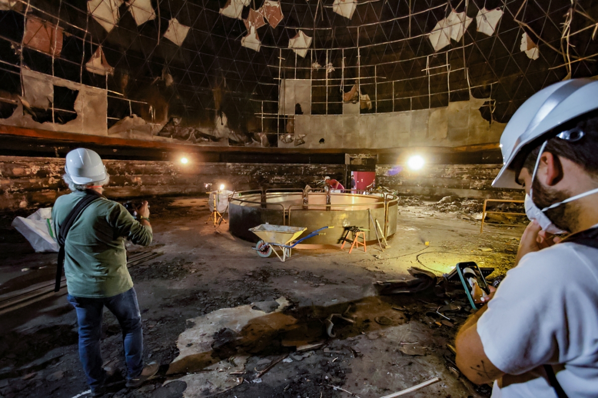 [GALERIA] Comienzan las labores de desescombro del Planetario de Pamplona tras el incendio de enero