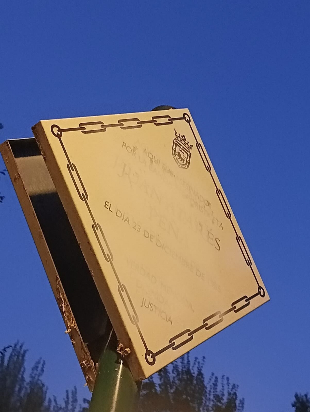 Pamplona tomará medidas contra el vandalismo en placas y bancos conmemorativos