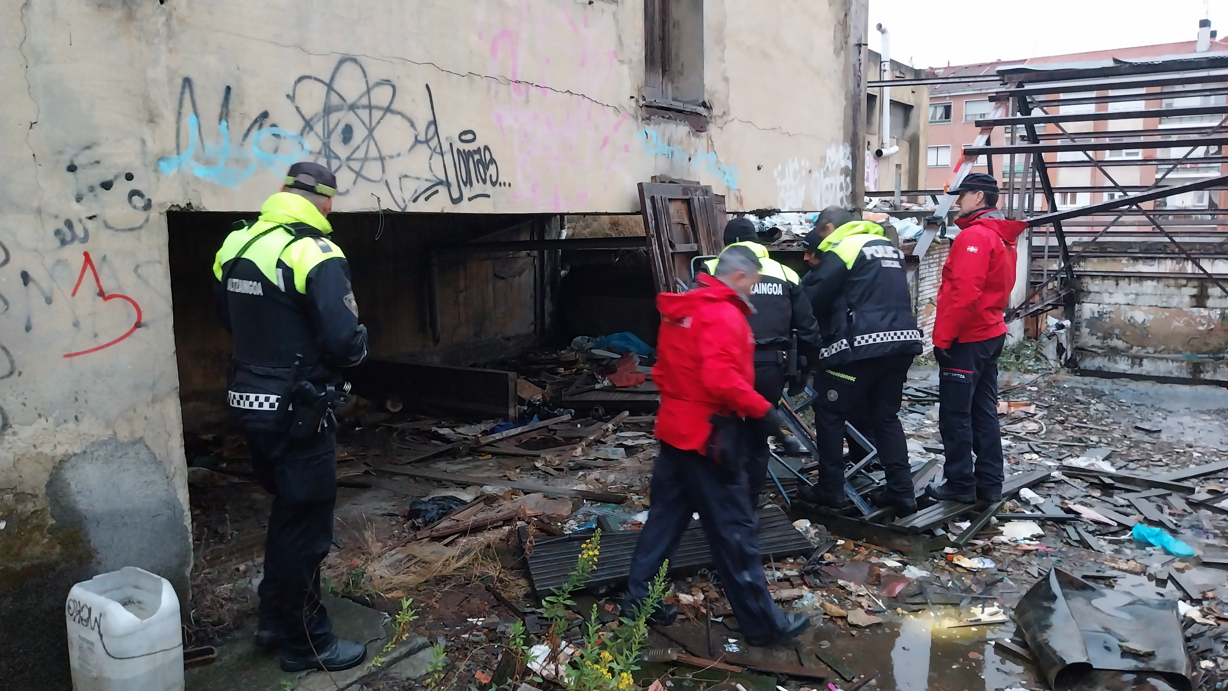 La Ertzaintza colabora en el desalojo de una fábrica abandonada en Portugalete por riesgo de derrumbe