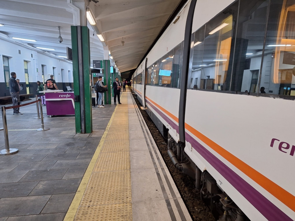 Óscar Puente defiende que los pasajeros viajen de pie en trenes como ya ocurre en la ruta Pamplona-Zaragoza