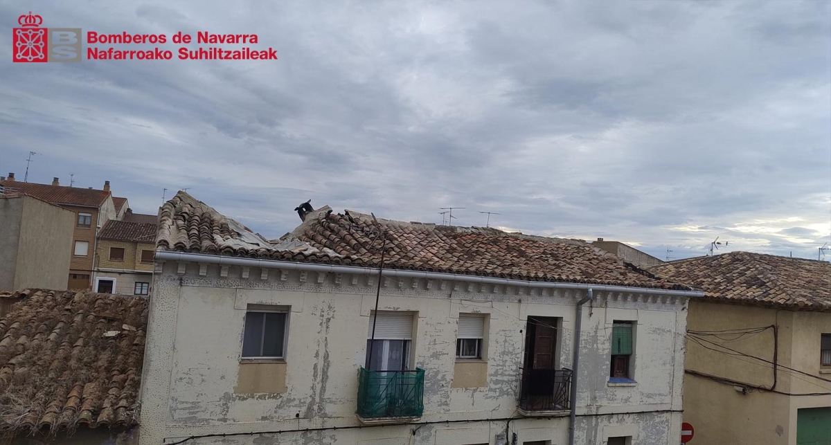 El derrumbe de un tejado en una vivienda obliga a desalojar a una docena de vecinos en Castejón 