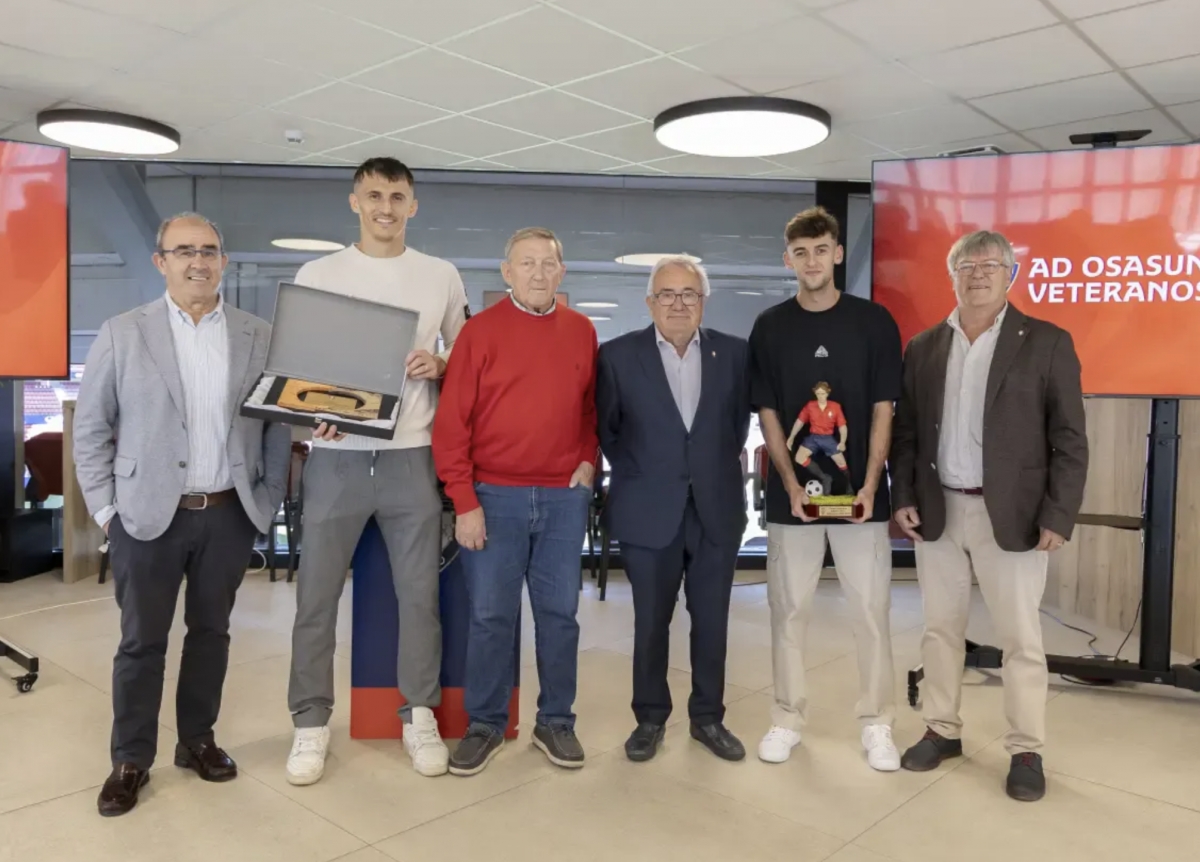 Osasuna Veteranos premia a Ante Budimir y Aimar Oroz por su destacada temporada 2024/25