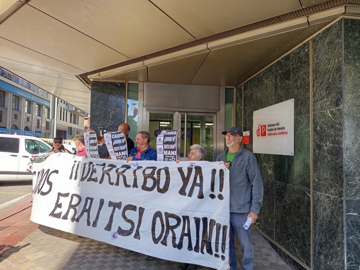 Las asociaciones memorialistas llevan al Defensor del Pueblo el silencio del Ayuntamiento sobre el derribo de Los Caídos