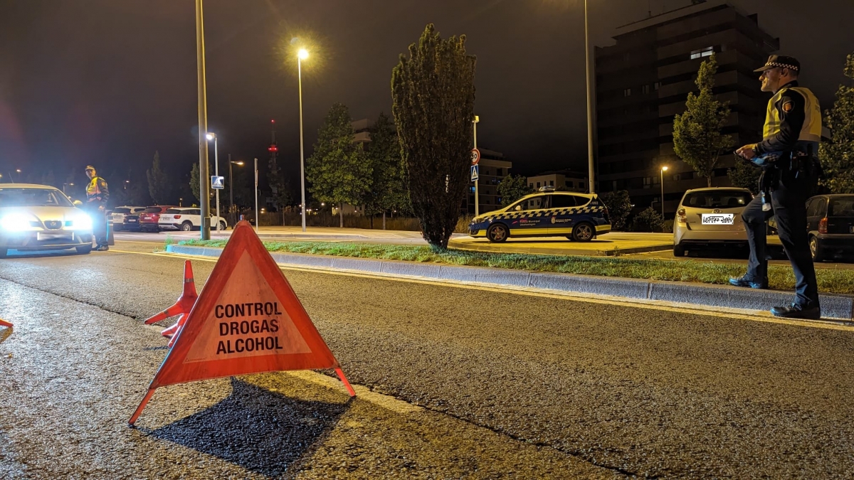 Sorprenden a un conductor circulando por la Rotxapea con el permiso retirado y da positivo en tres drogas