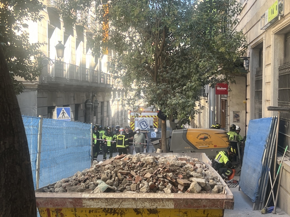 Tres obreros atendidos y varios desaparecidos tras el derrumbe de varios forjados en un edificio en obras en Madrid 