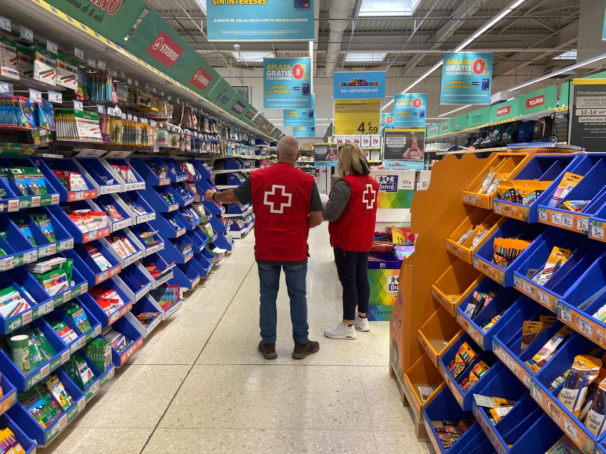 Carrefour dona 3.371 euros en material escolar a Cruz Roja Navarra para apoyar a la infancia en riesgo social