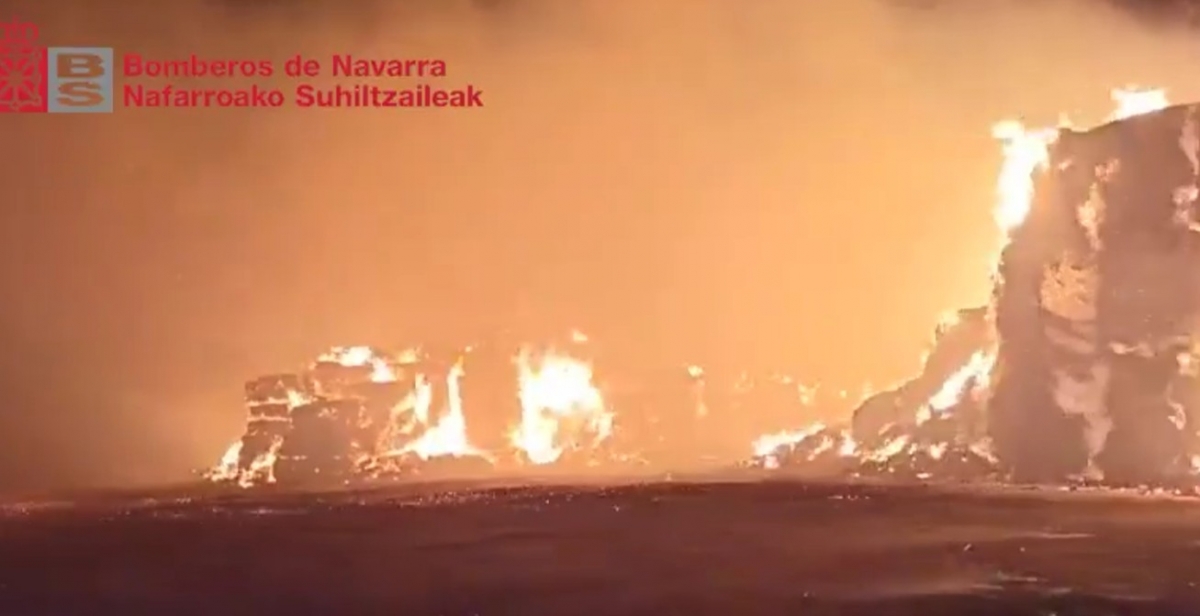 Bomberos de Navarra sofocan un incendio de pajera y rastrojo en Artajona, evitando su propagación