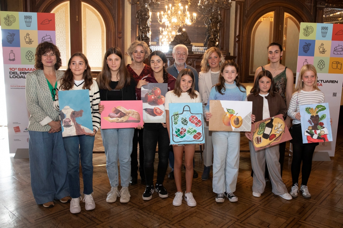 Julia Lara Esandi y Alaia Morala Turumbay, ganadoras del V Concurso de Pintura de la Semana del Producto Local