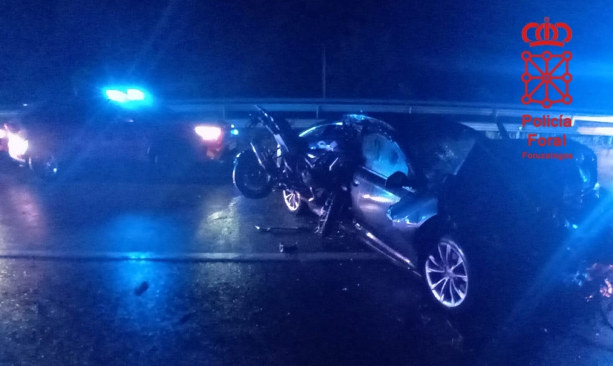 Herido grave un motorista de 54 años tras una colisión entre tres vehículos en Izurdiaga