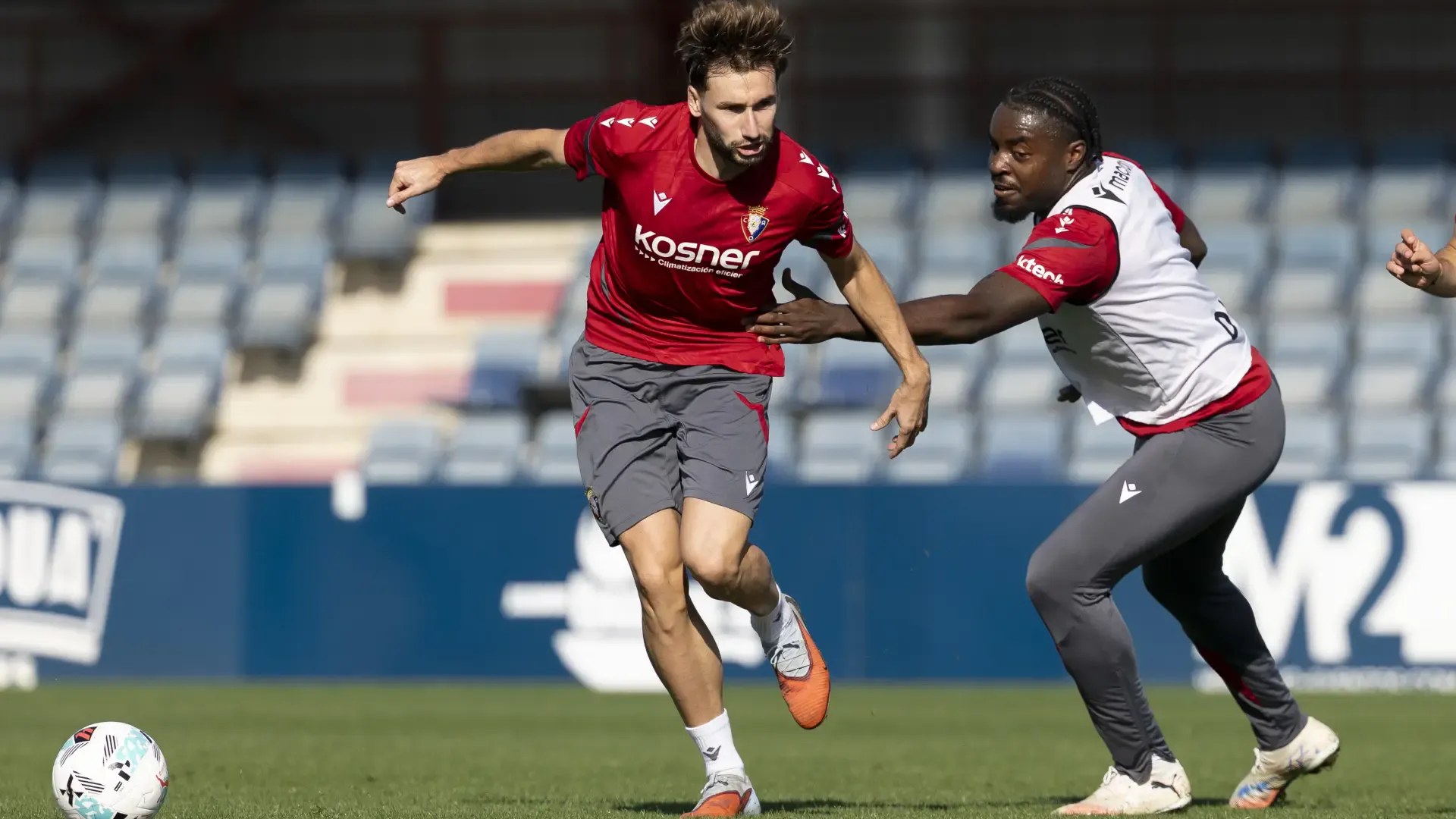 Osasuna intensifica su preparación liguera en Tajonar con el regreso de Budimir y la incorporación de canteranos