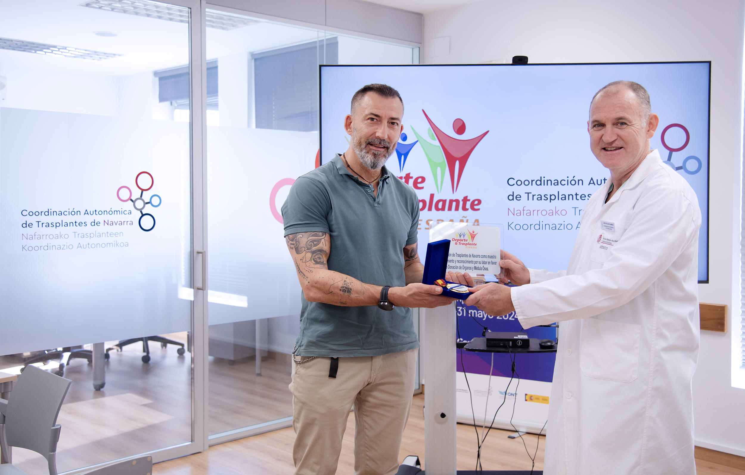 La Coordinación Autonómica de Trasplantes de Navarra recibe la medalla obtenida por el deportista Iosu Martín