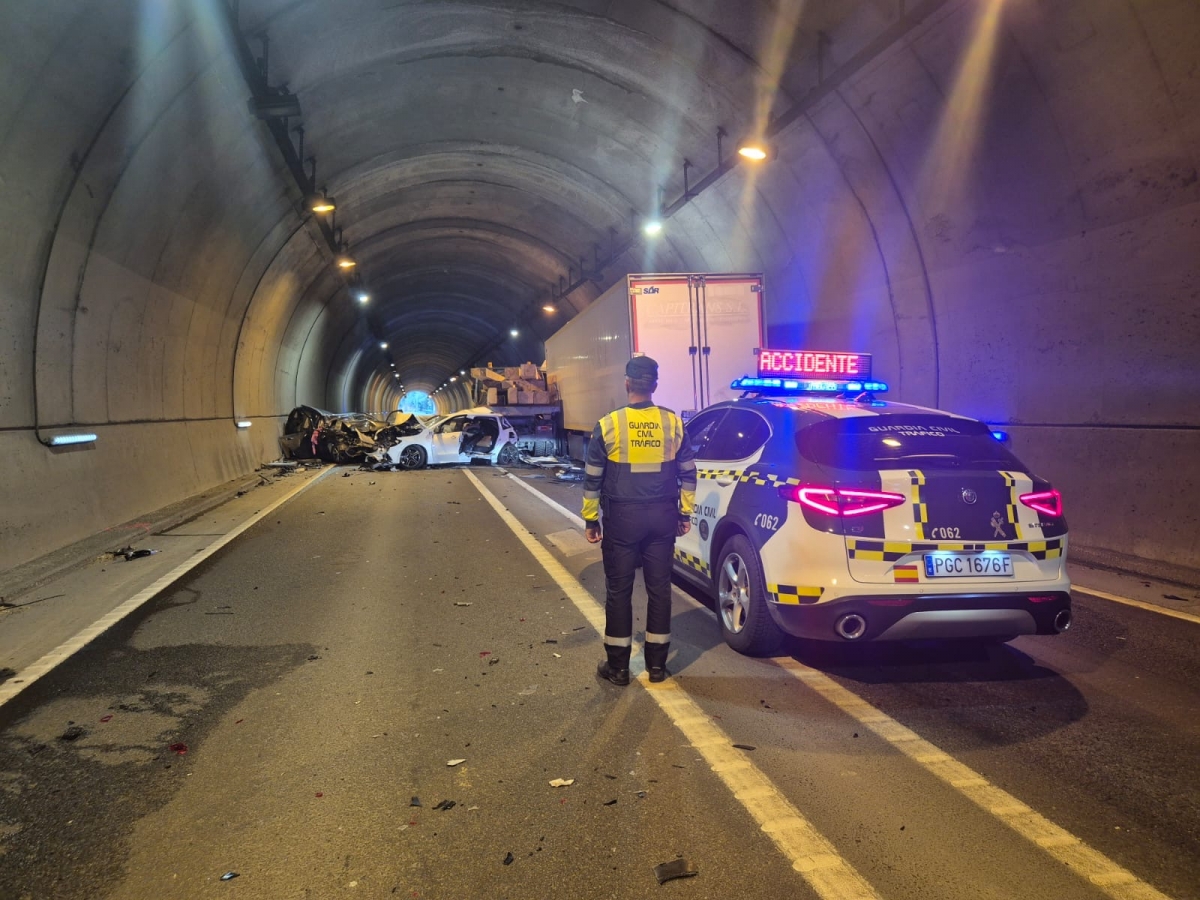 Cuatro heridos, dos de ellos graves, tras una colisión múltiple en el túnel de Larrakaitz, en Sunbilla