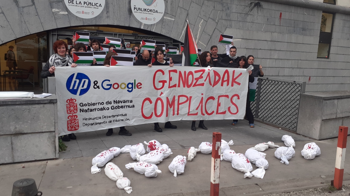 Protestas de docentes ante Educación pidiendo que dejen de comprar en dos empresas tecnológicas por cómplices con Israel