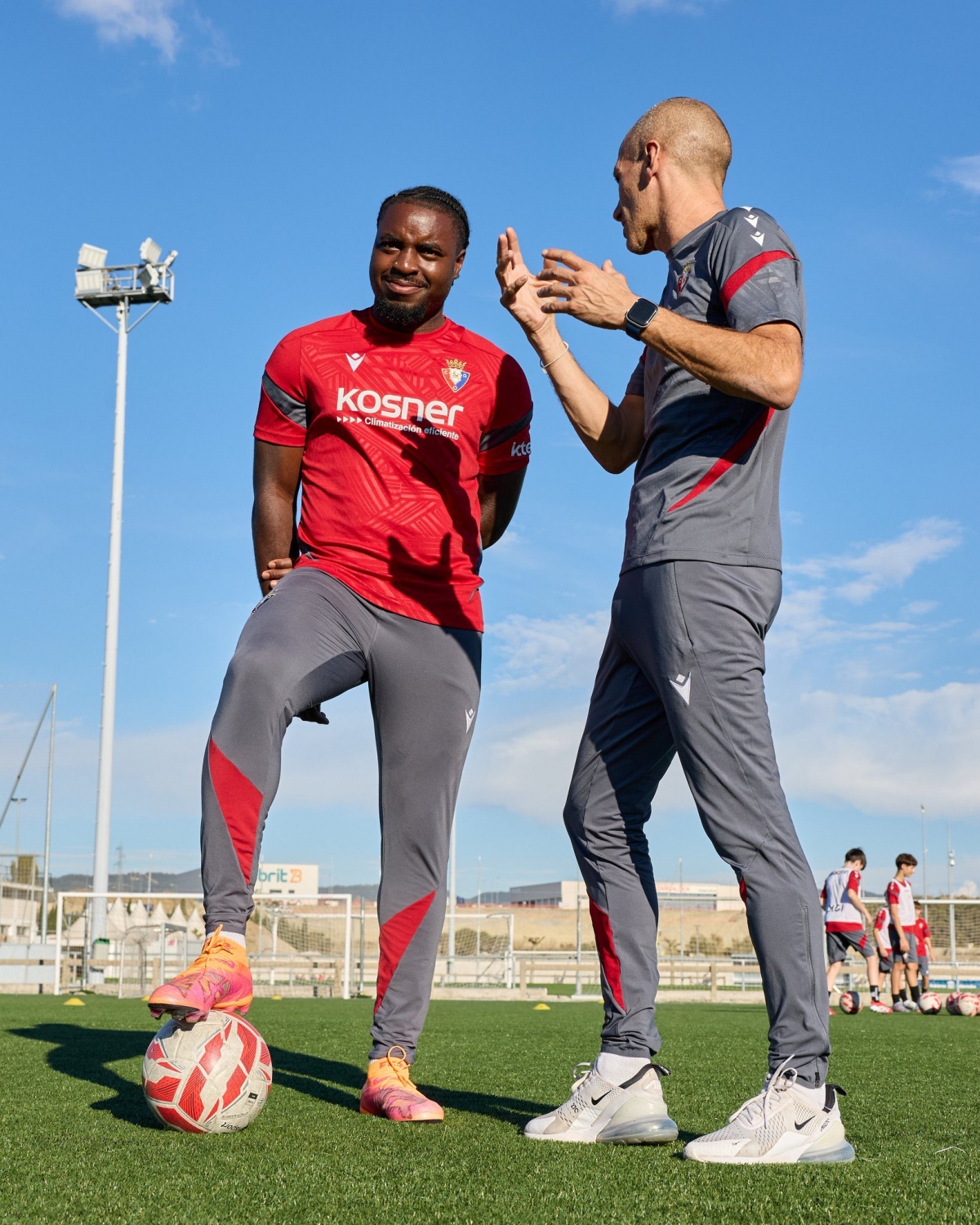 Enzo Boyomo inaugura la tercera temporada del proyecto ‘Optimización del Talento’ en Tajonar