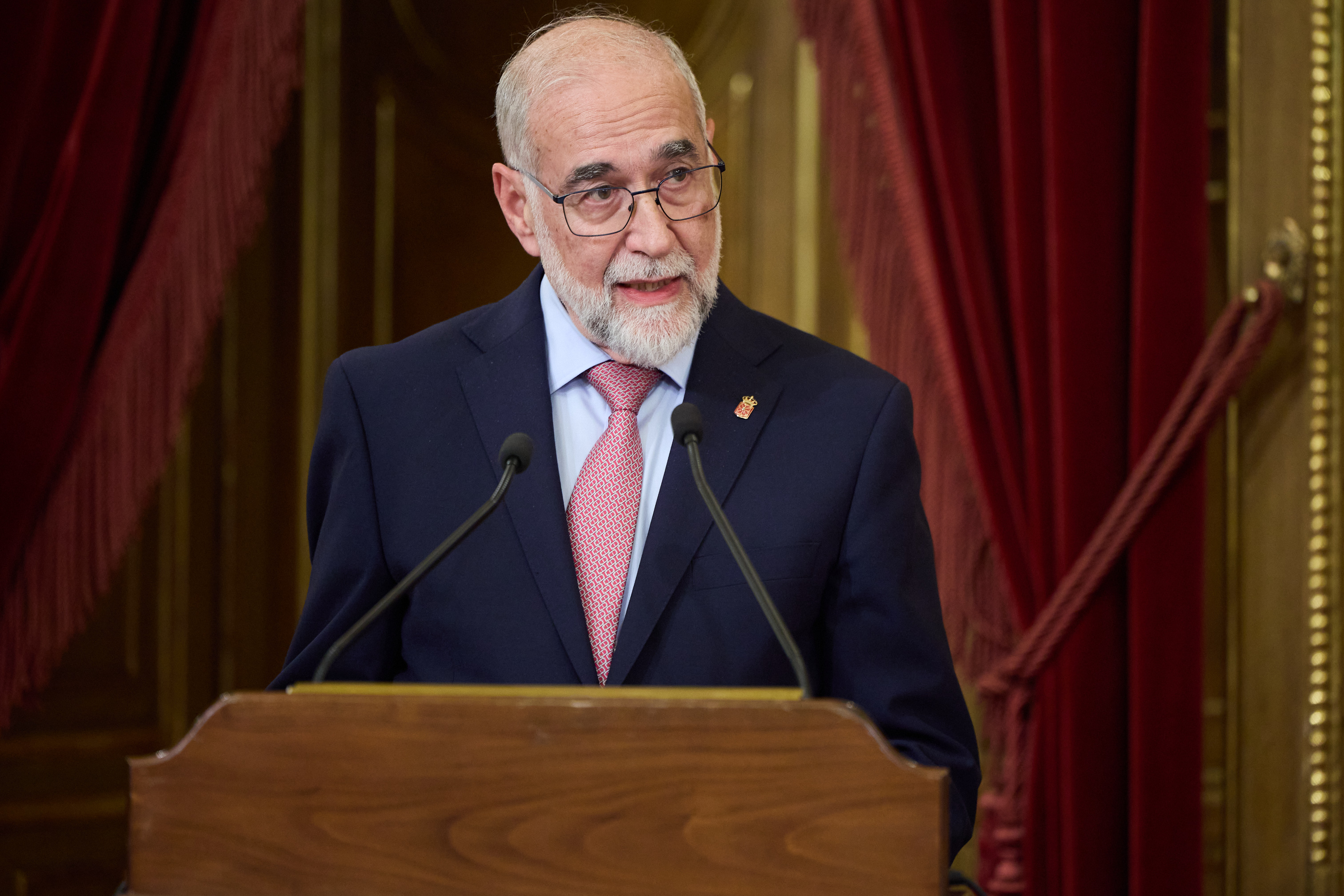 Domínguez tiende la mano a los médicos en huelga pero avisa: 