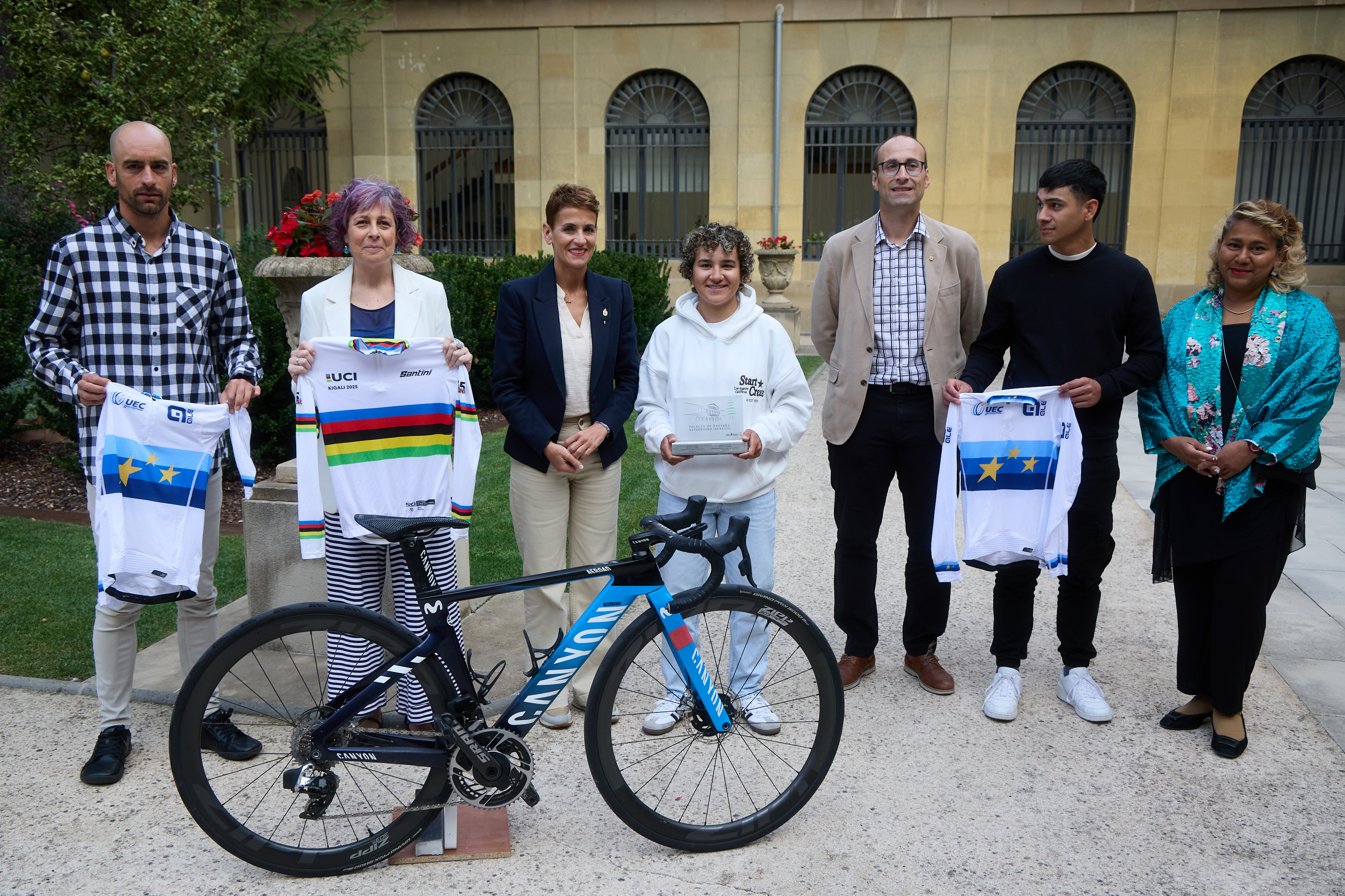 La ciclista pamplonesa Paula Ostiz, recibida con honores en el Palacio de Navarra por sus últimos éxitos deportivos
