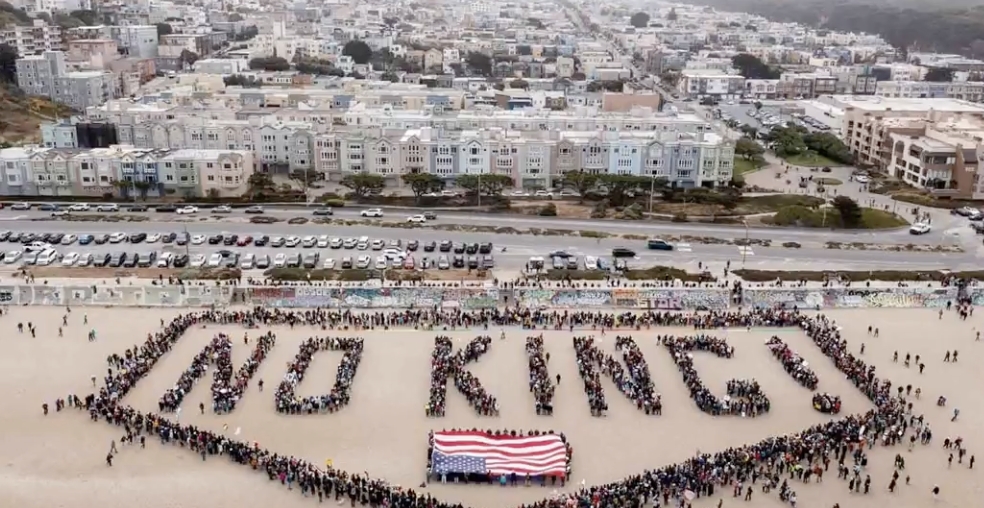 Millones se movilizan en Estados Unidos contra Trump en las protestas “No Kings” y el presidente responde con burla