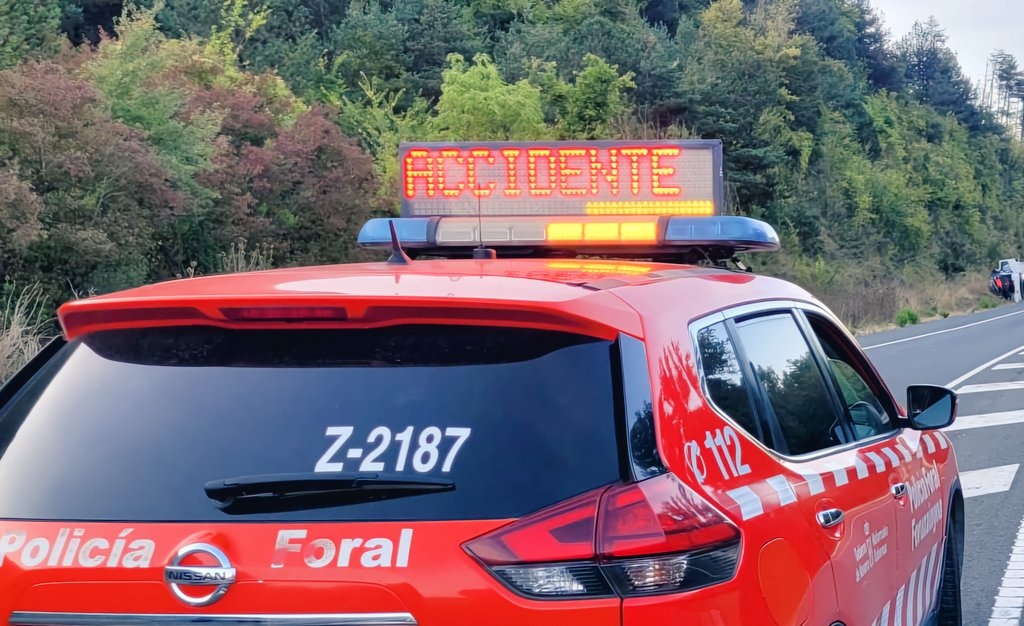Un conductor herido tras sufrir una aparatosa salida de vía con vuelta de campana en la A-15 a la altura de Irurtzun
