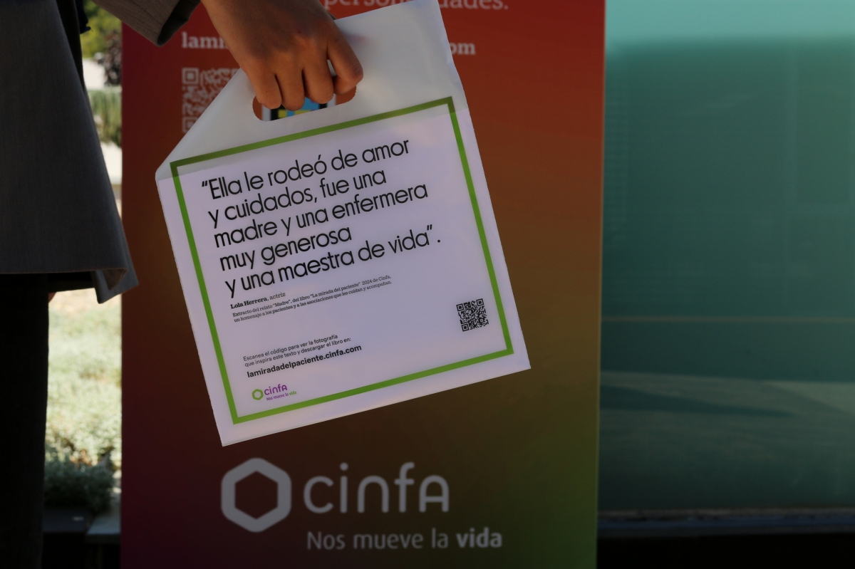 Cinfa lanza nuevas bolsas con frases de Alex Roca, Lola Herrera y Miguel Ángel Muñoz para visibilizar a los pacientes 