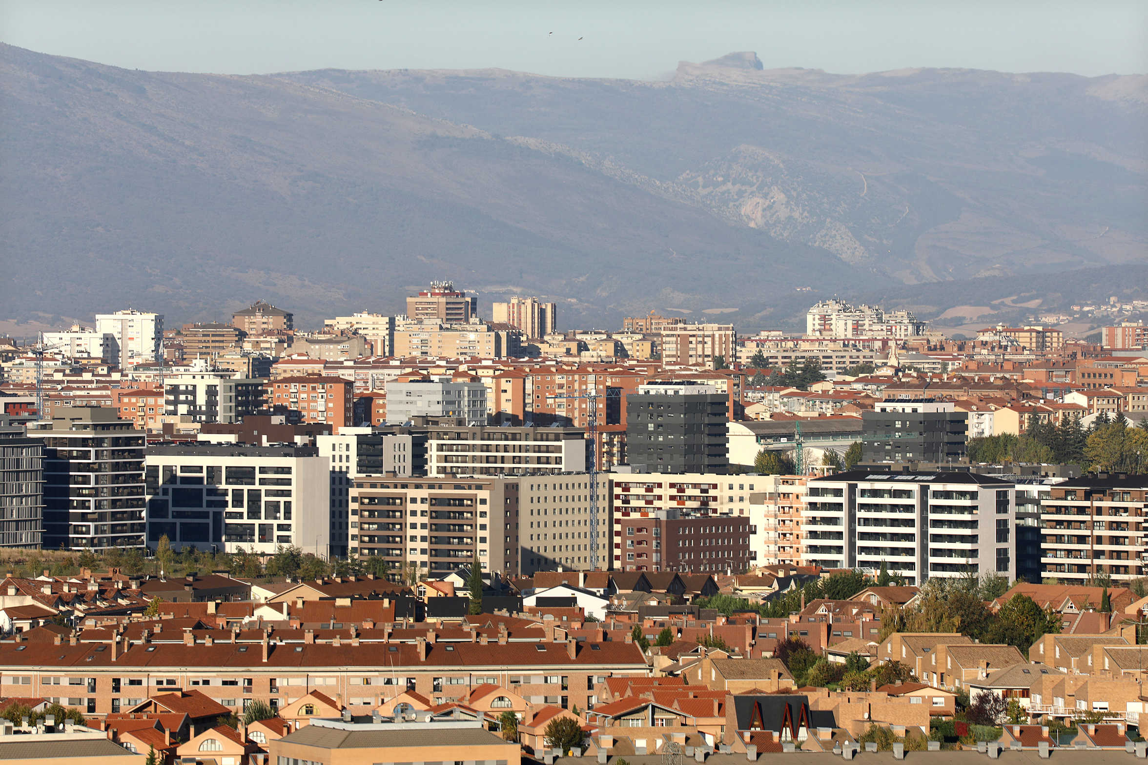 Pamplona destina 380.000 euros para ofrecer acompañamiento y orientación dentro del programa Etxe Bat – Un hogar
