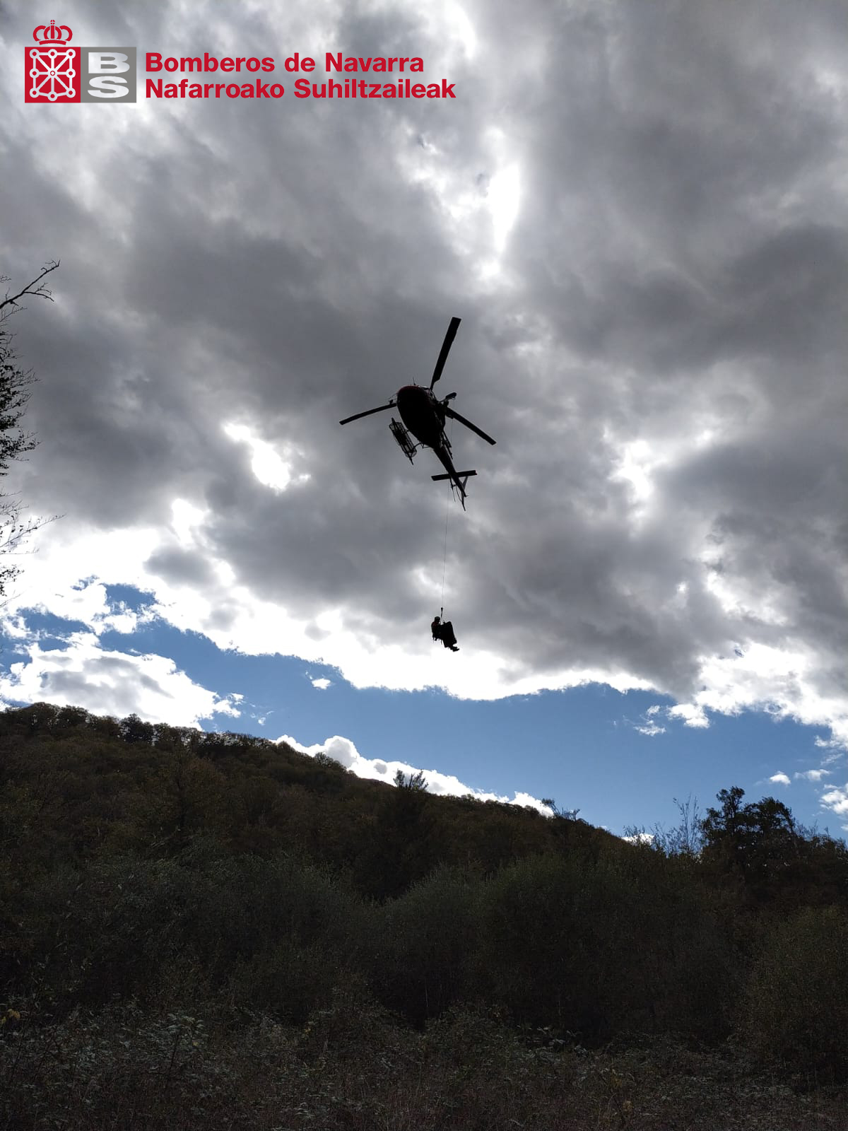 Herido grave un hombre de 34 años tras sufrir un accidente laboral mientras cortaba leña en Iturmendi