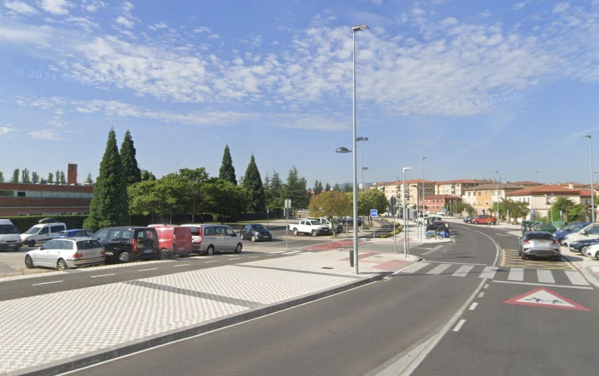 Un hombre herido grave tras ser atropellado en un paso de peatones frente al colegio Irabia