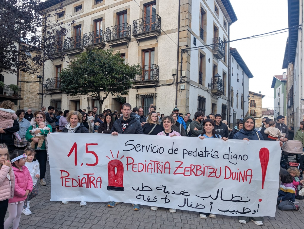 Padres y madres de Alsasua, Olazti y Ziordia se concentran para denunciar la falta de pediatras en la zona