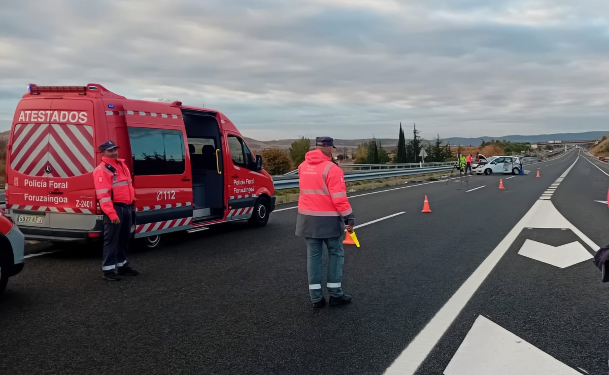 Un vehículo arde tras sufrir una salida de vía con vuelco en la Autovía del Camino a la altura de Obanos