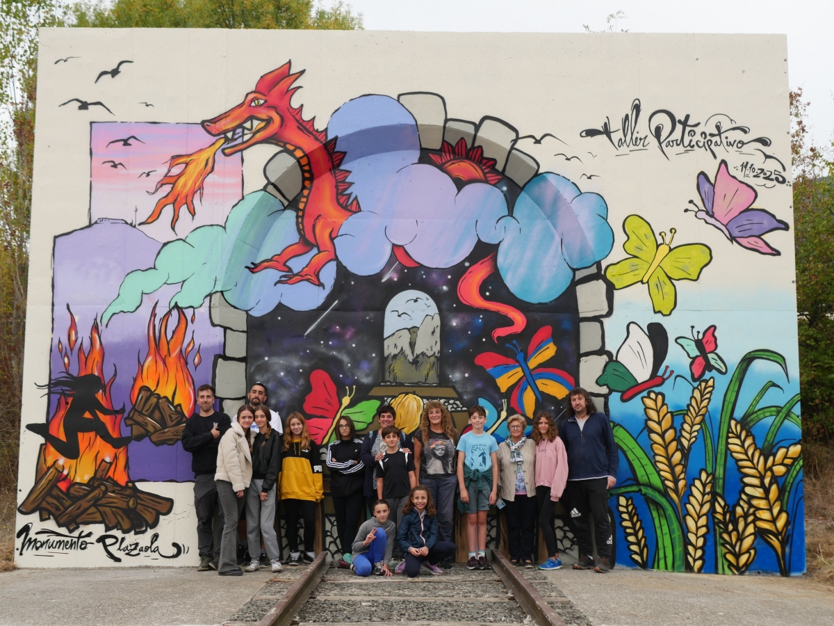 El nuevo mural participativo de Artica llena de color los restos del antiguo tren del Plazaola