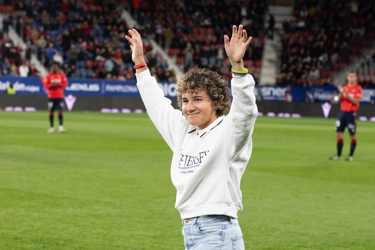 Paula Ostiz realiza el saque de honor en El Sadar ante la ovación de la afición rojilla