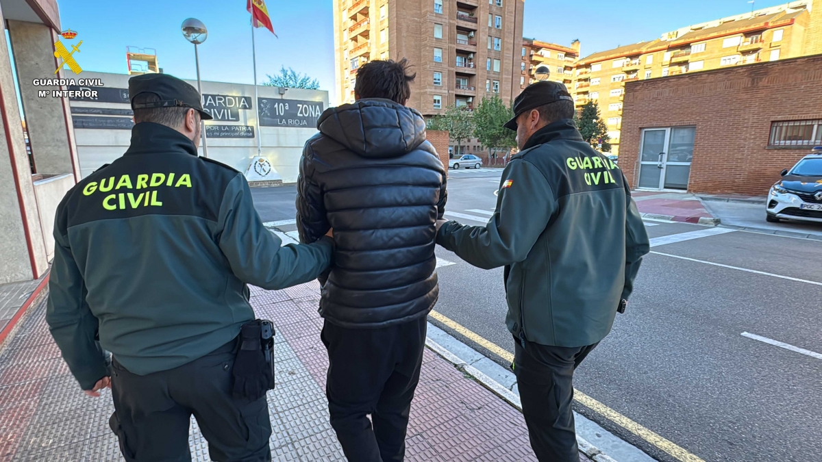 Detenido un kamikaze en la AP-68 tras 52 kilómetros en sentido contrario con un coche robado y borracho
