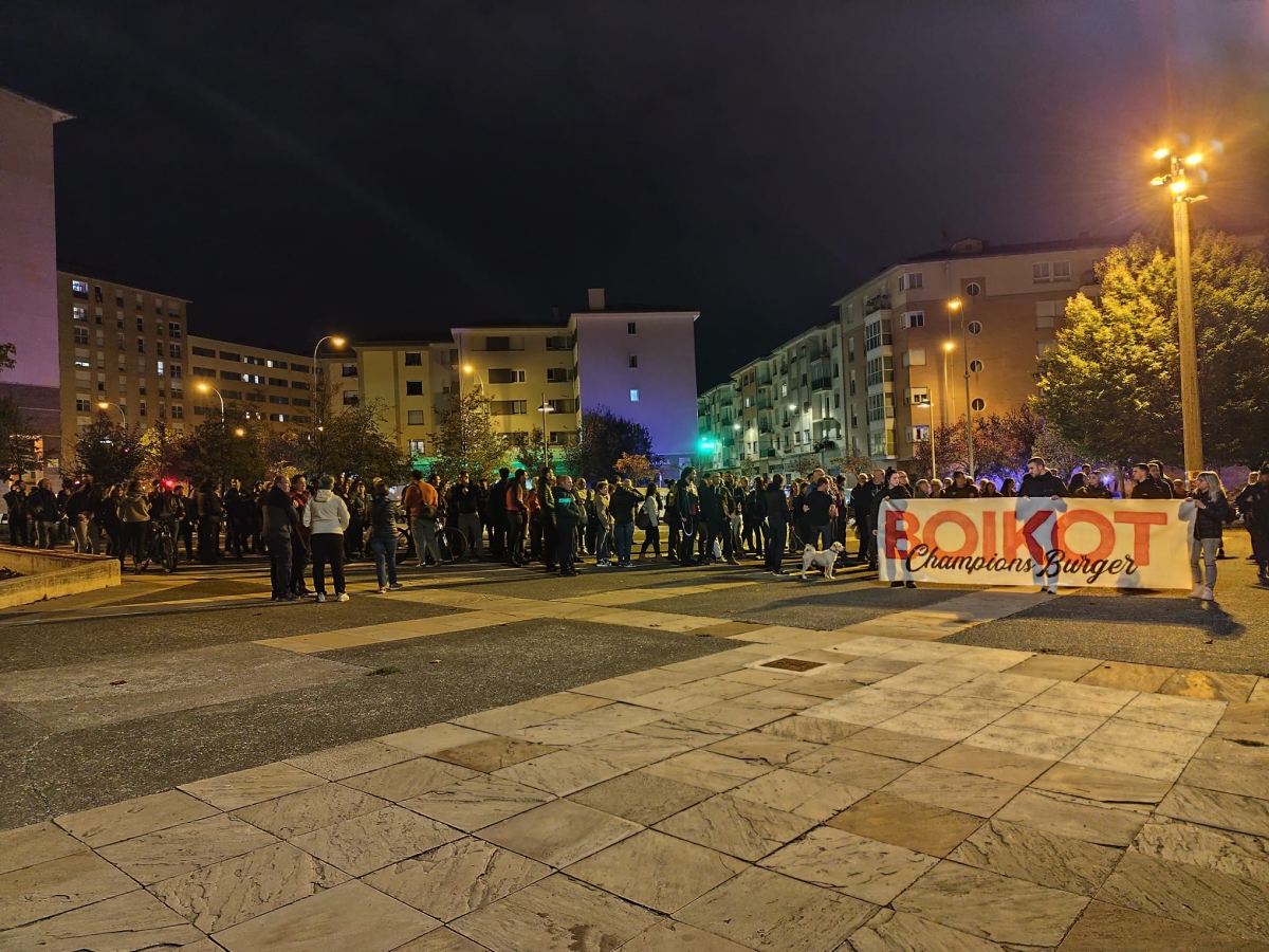 Vecinos de la Rochapea se manifiestan contra The Champions Burger