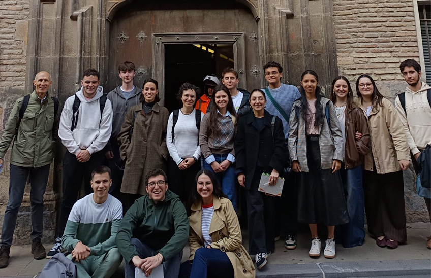 Estudiantes de la Universidad de Navarra exploran jeroglíficos del siglo XVIII en el Archivo Municipal de Pamplona