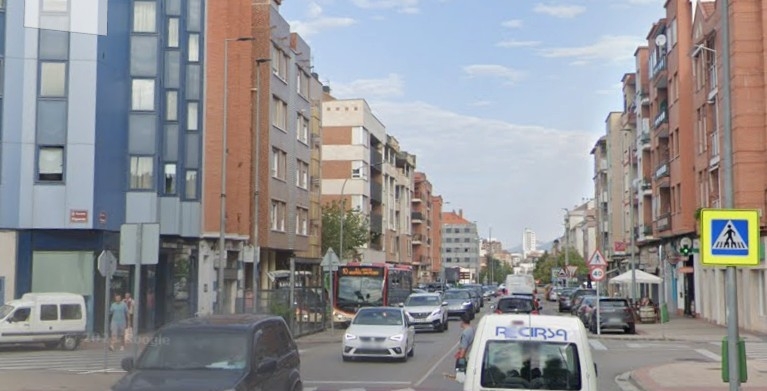 Tres personas resultan heridas en una colisión entre dos turismos en una rotonda de Logroño