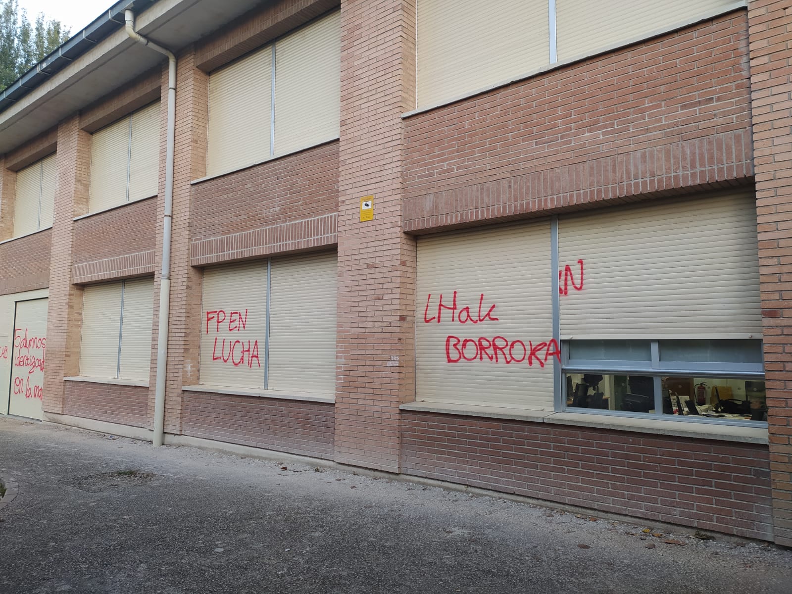 Educación denuncia agresiones y amenazas violentas de piquetes de huelguistas contra profesores y alumnos en Donibane