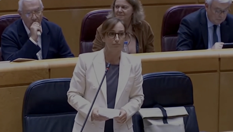 Denuncian al senador del PP Javier Arenas por vapear dentro del Senado y piden que se le sancione por vulnerar la Ley 