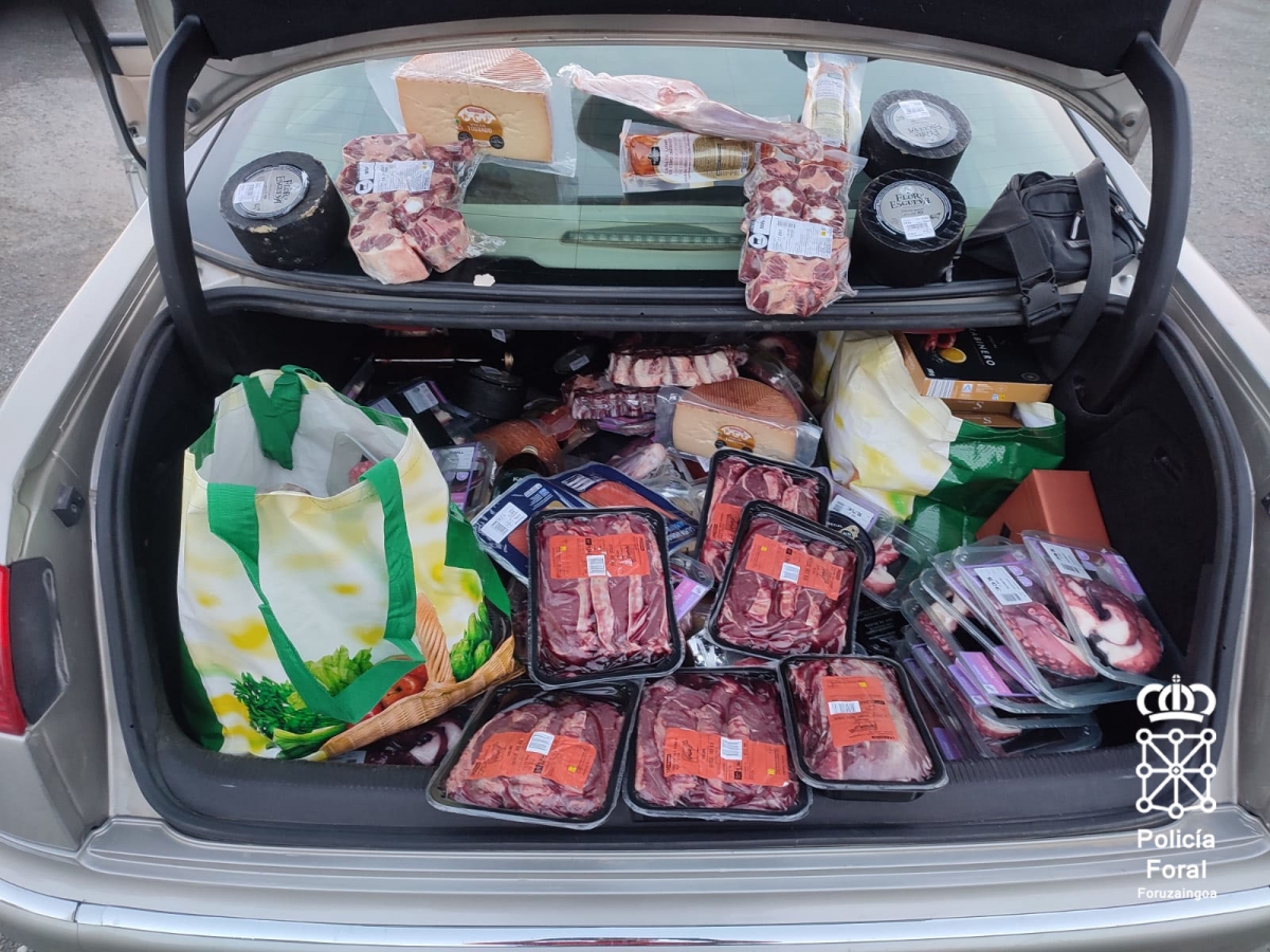 Un padre y un hijo sorprendidos en Pueyo con 45 cajas de carabineros robados y un maletero digo de un supermercado