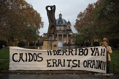 Una manifestación exige en Pamplona el derribo del monumento franquista a Los Caídos