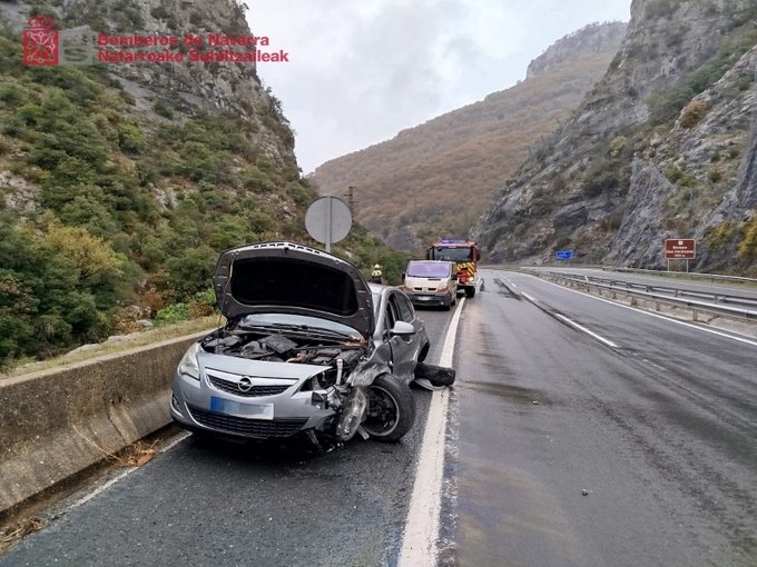 Una persona trasladada al hospital tras la salida de vía de su vehículo en la autovía A-15 en Irurtzun