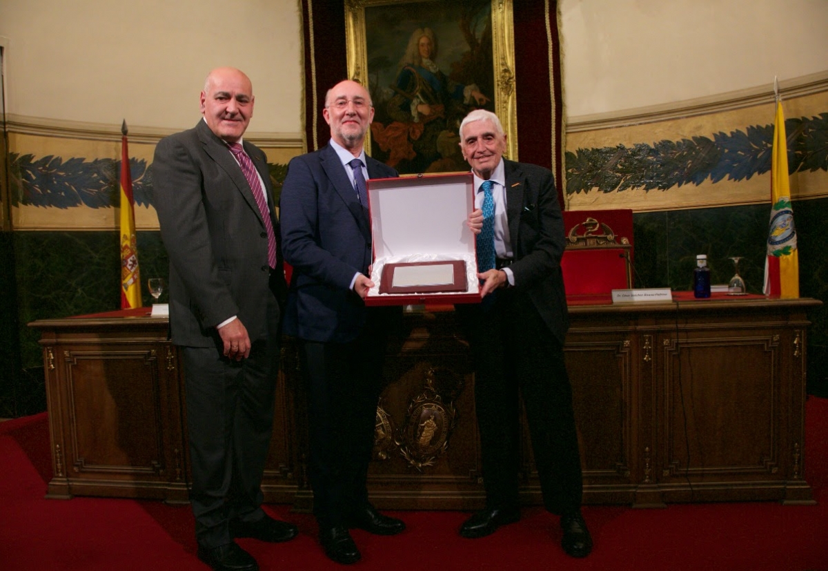 La SERAM homenajea al Dr. Dámaso Aquerreta, de la CUN, por más de 40 años dedicados a la docencia y a la Radiología