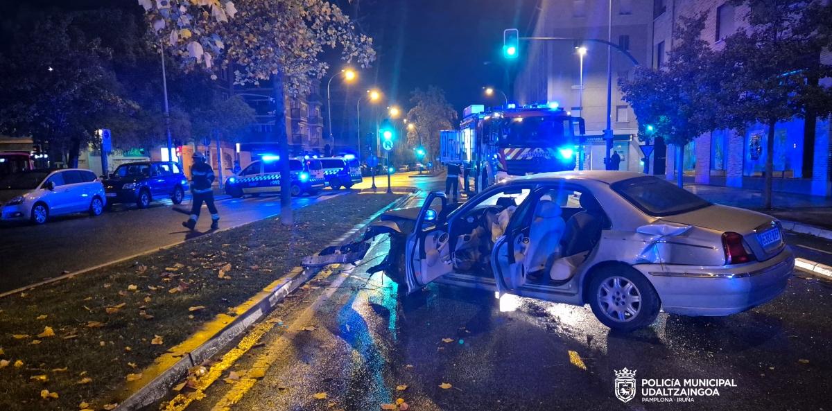 Se estampa contra un árbol circulando ebrio, huye a pie y agrede a los policías en la Rotxapea