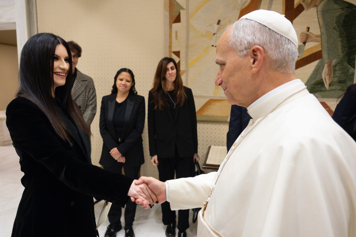 Laura Pausini recibe el Global Icon Award en presencia del Papa León XIV durante Billboard Women in Music 2025