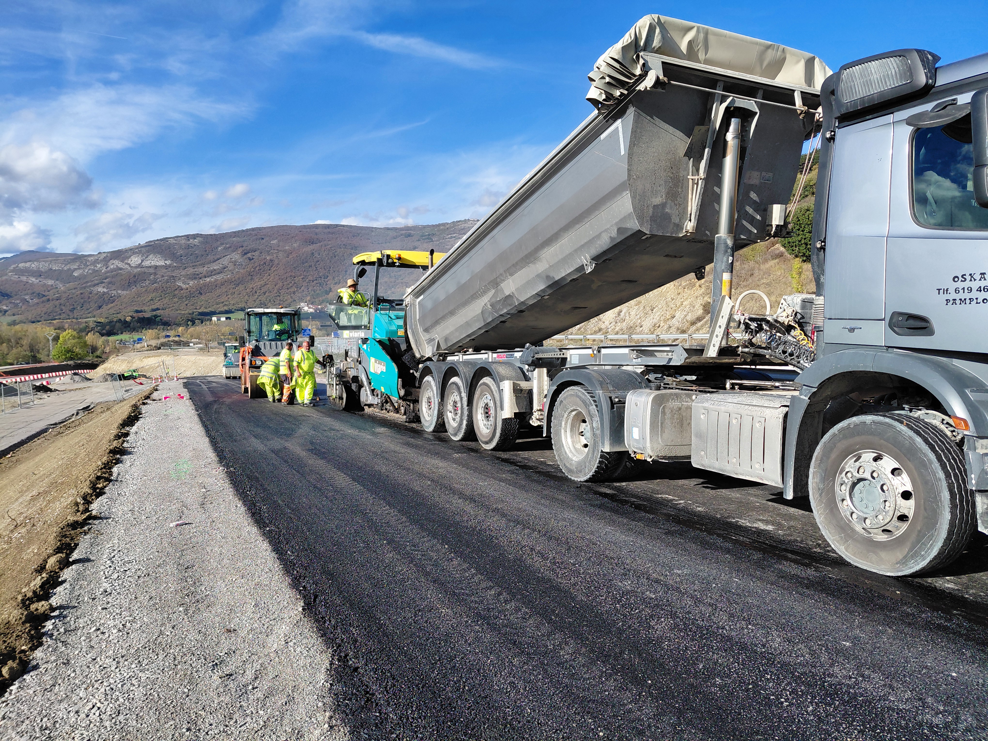 Se inician las obras de asfaltado del nuevo carril de incorporación a la A-15 y la nueva glorieta en Izurdiaga 