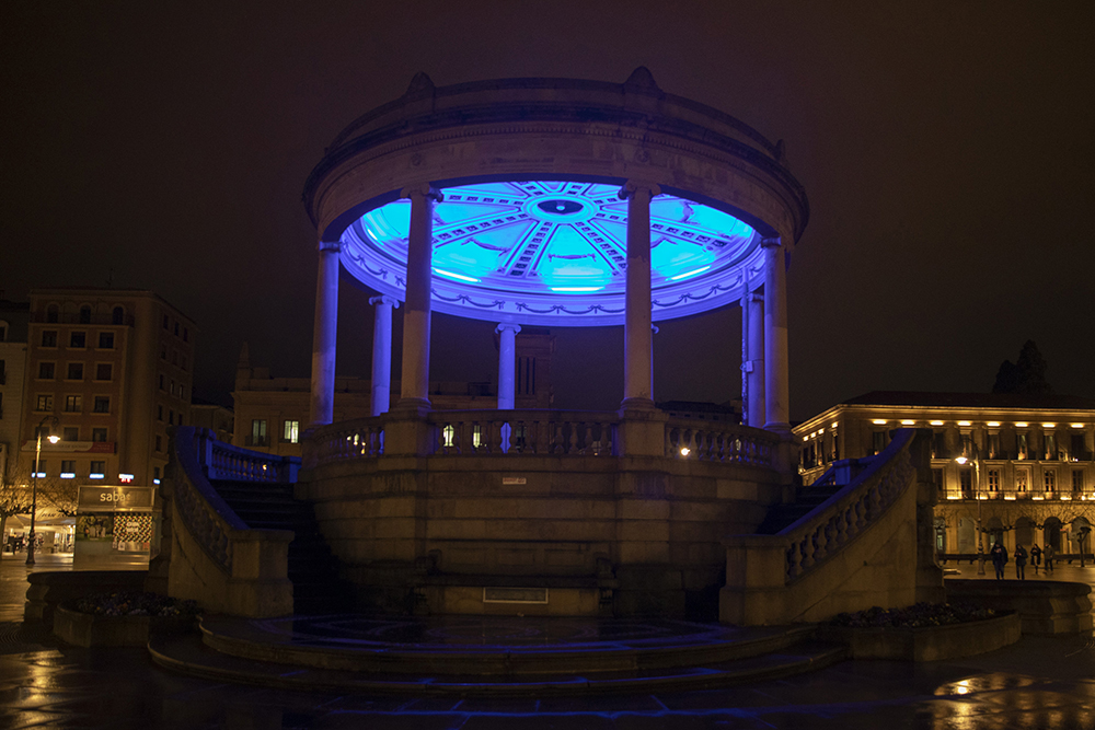 La fachada del Ayuntamiento y el kiosko de la Plaza del Castillo se iluminan de azul por el Día Mundial de la Diabetes