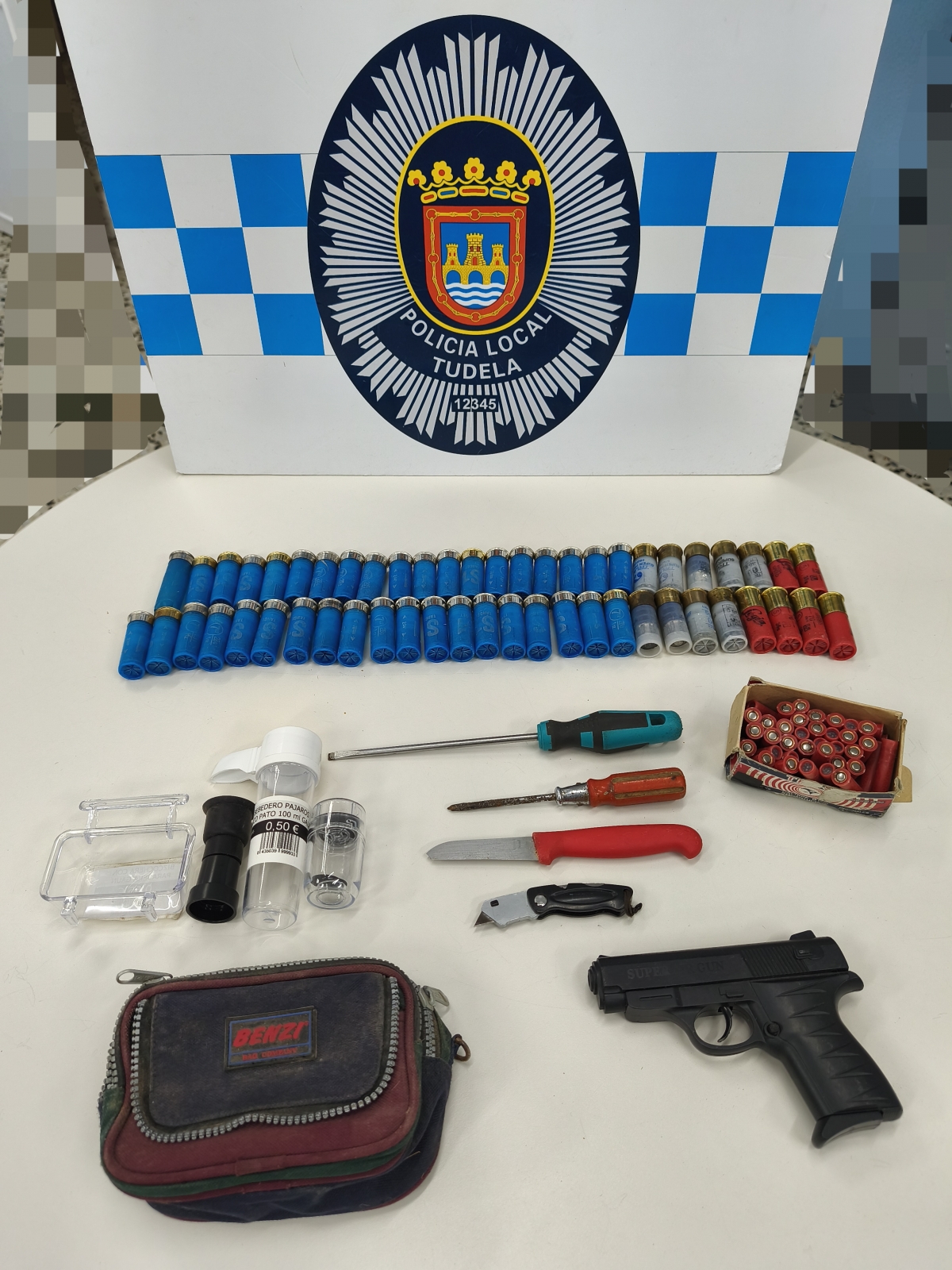 Policía de Tudela intercepta a unos ladrones de desodorantes y herramientas y sanciona al portador de un jilguero